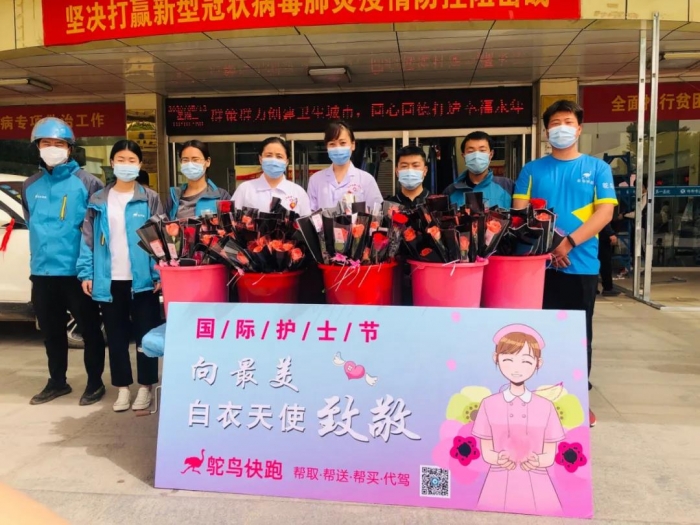 鲜花送天使 情暖护士节——院领导5.12护士节慰问全院一线护士